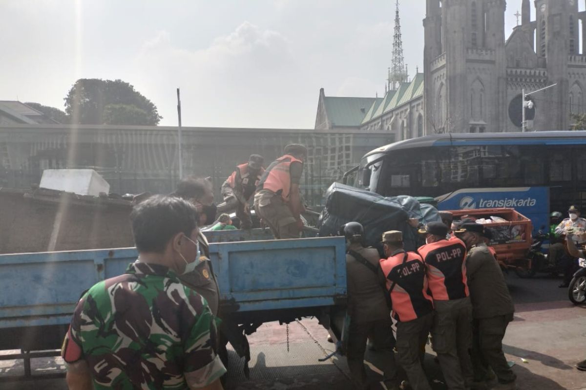 Satpol PP tertibkan PKL dan PMKS di Istiqlal dan Lapangan Banteng