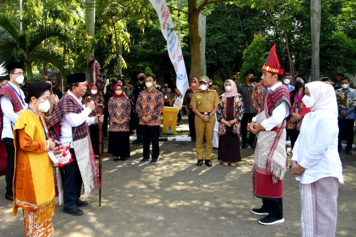 Presiden dan Ibu Negara disambut tradisi adat Batak Toba di Medan