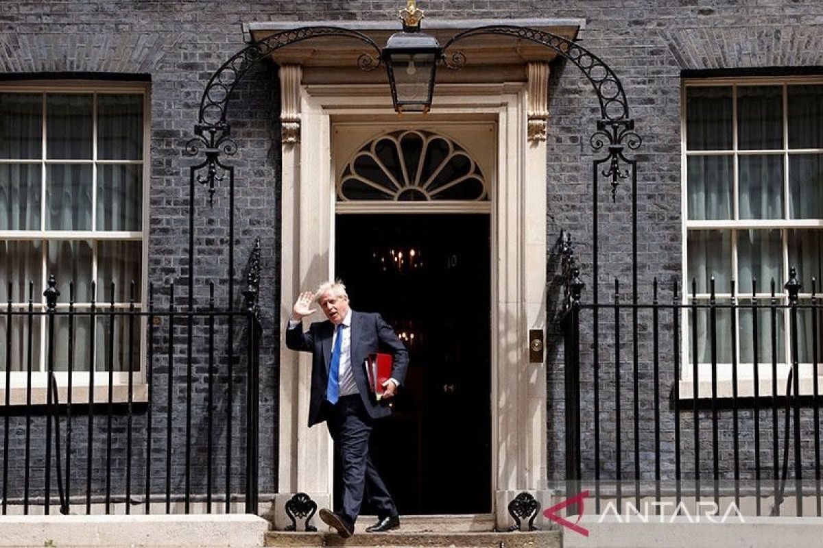 Boris Johnson berupaya keras bertahan saat para menterinya mundur