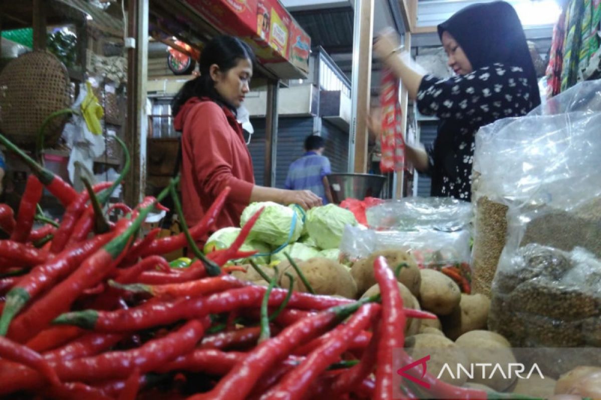 Jelang Idul Adha, harga cabai di pasar tradisional Kudus turun