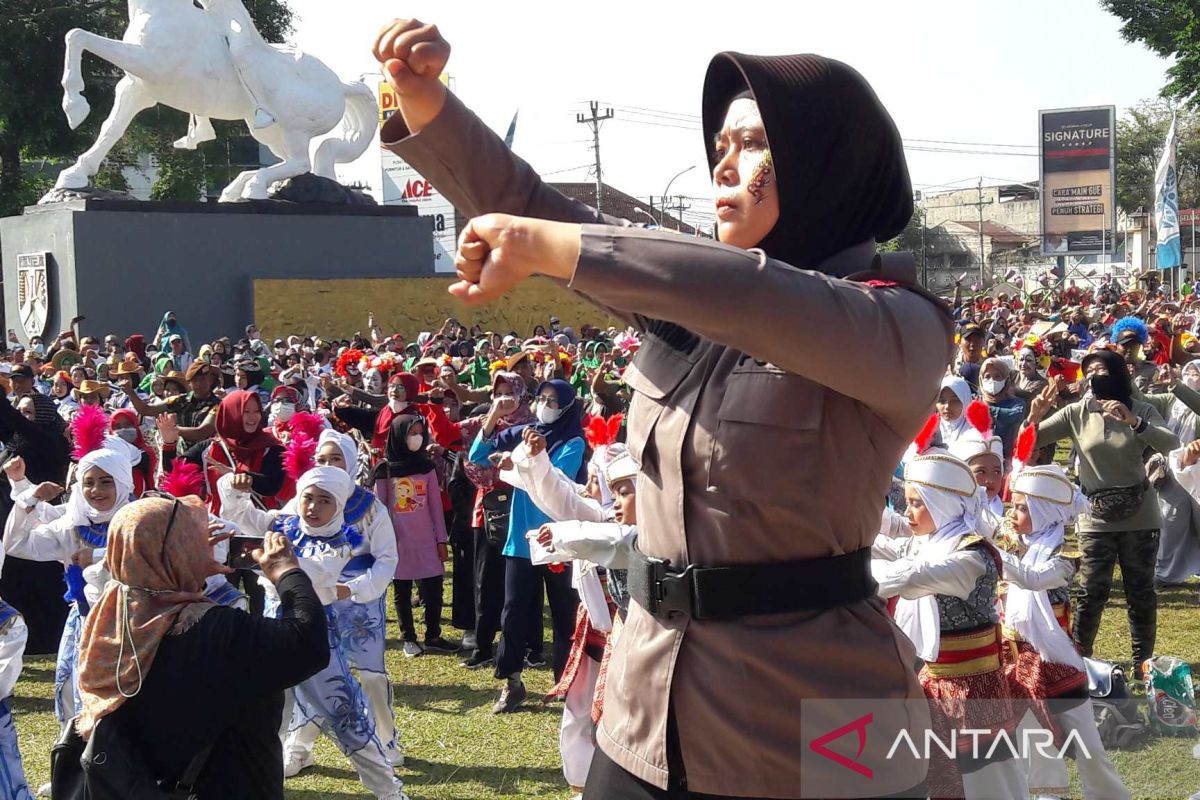 Ribuan warga menari Gugur Gunung di Alun-Alun Kota Magelang