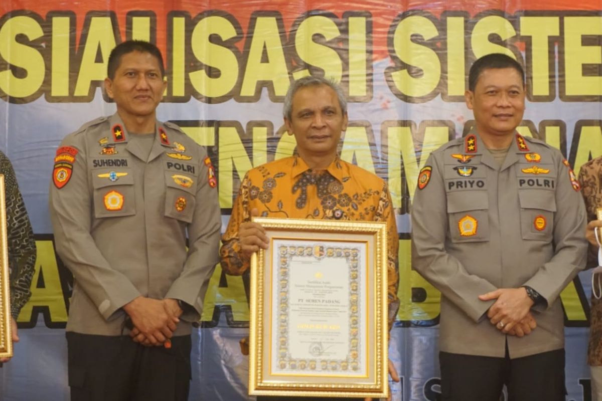 PT Semen Padang raih sertifikat Gold Reward SMP Obvitnas dari Kapolri