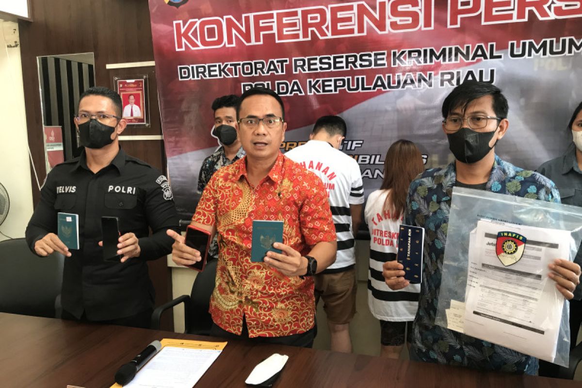 Polda Kepri menangkap tiga tersangka perdagangan orang