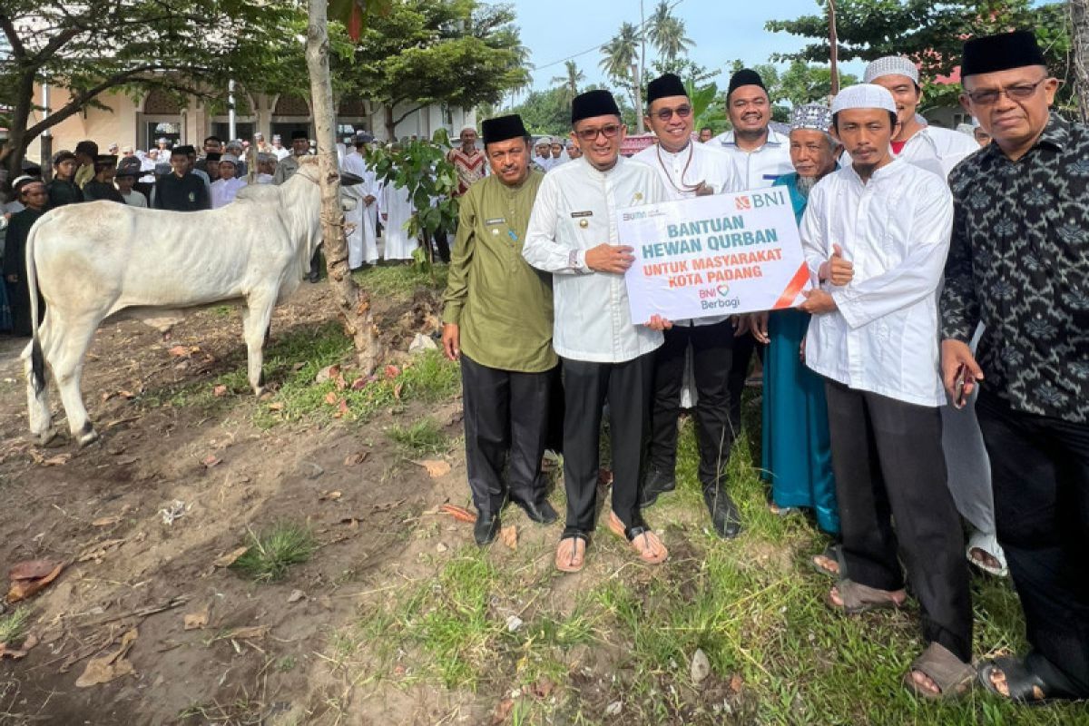 Serahkan bantuan hewan kurban, Wako Hendri Septa apresiasi BNI Wilayah 02 Padang