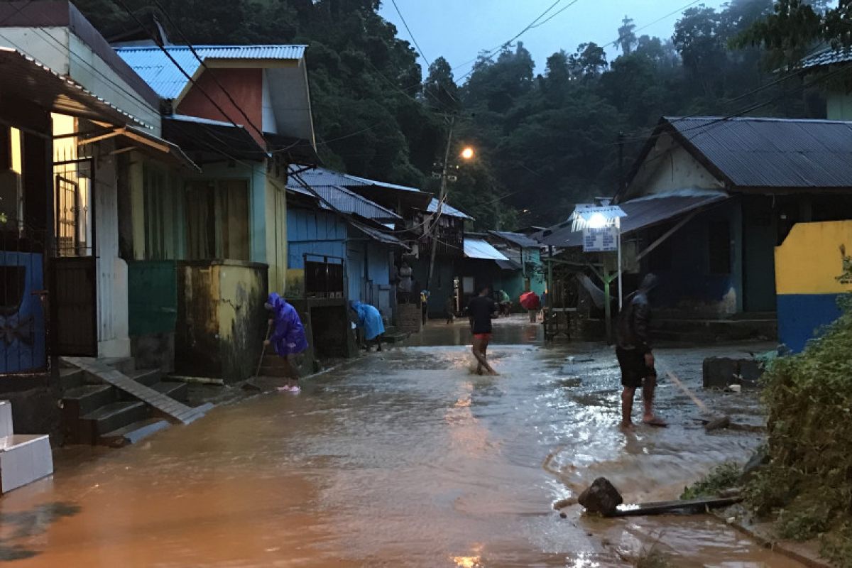 Sungai meluap, ratusan rumah warga Batu Merah Ambon terendam banjir