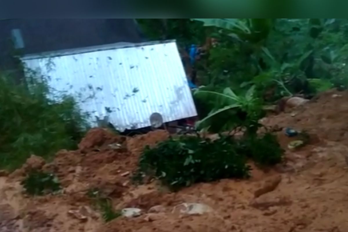 Seorang bocah tewas akibat bencana longsor di Ambon, turut berduka