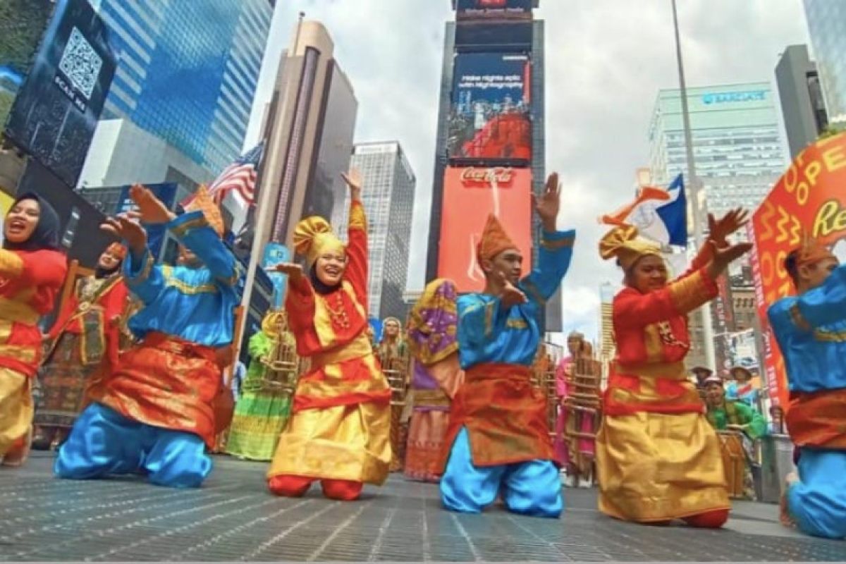 Tim Muhibah Angklung beraksi di Times Square, Manhattan