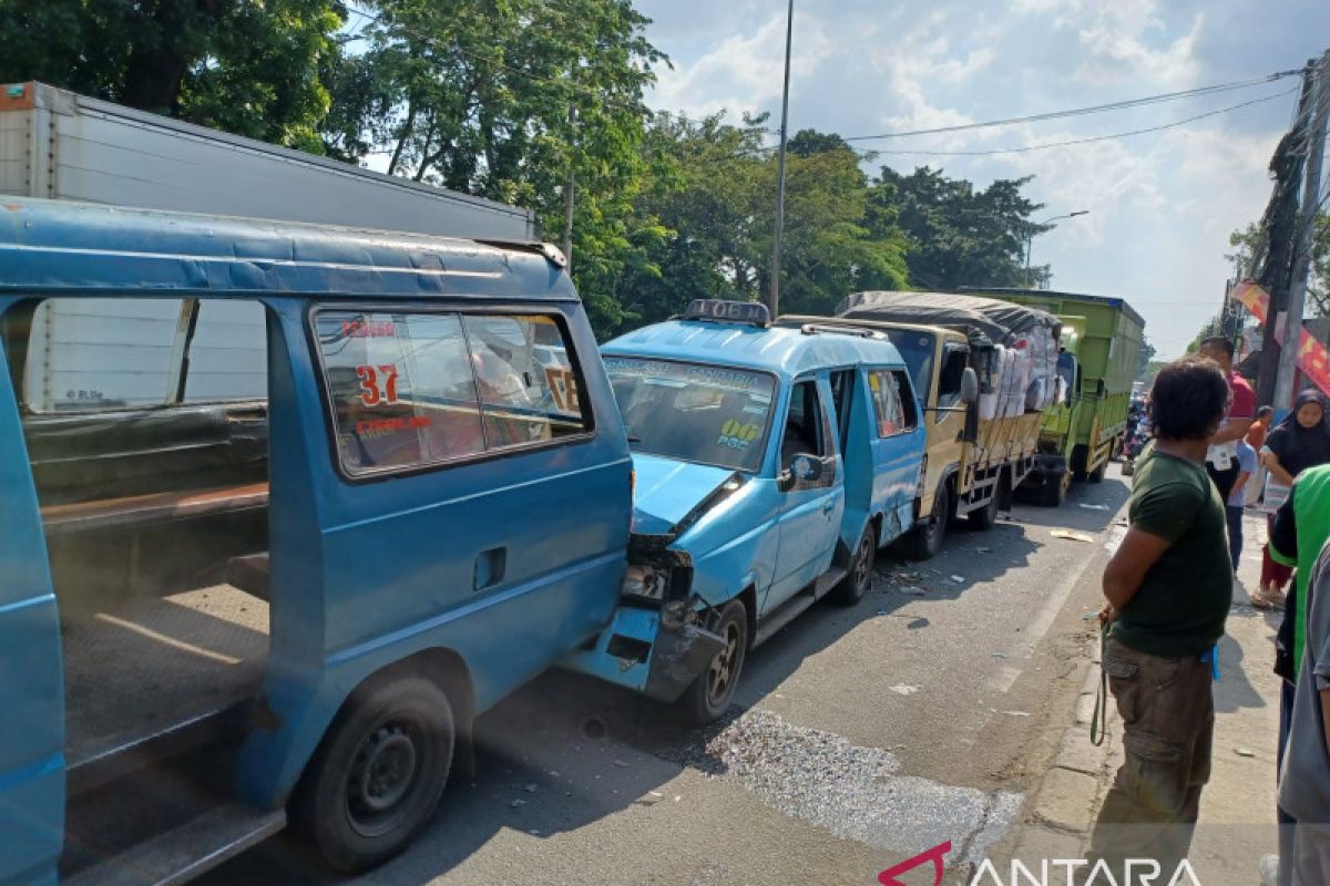 Dua Orang Luka Luka Dalam Tabrakan Beruntun Di Ciracas Antara News