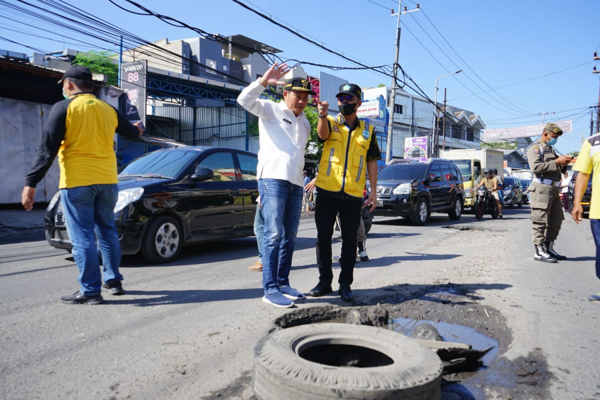 Pemkab Sidoarjo betonisasi jalan rusak di Desa Tropodo