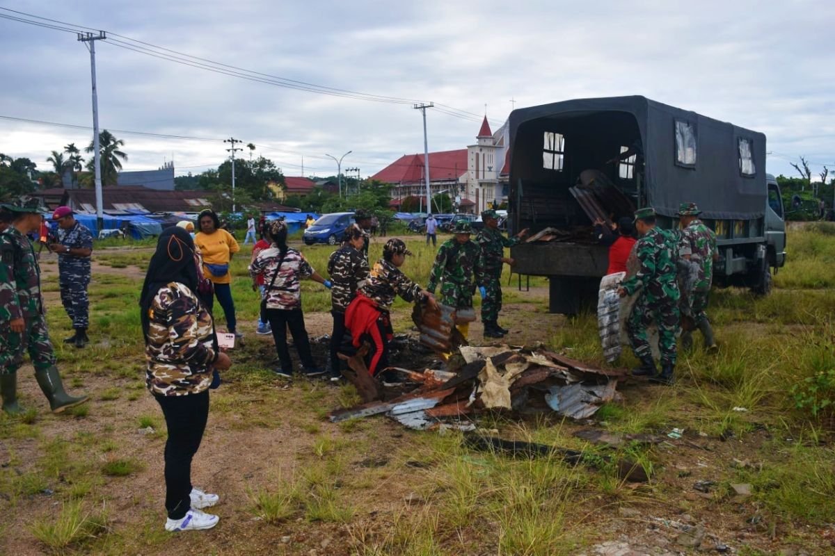 Pemkot Sorong kolaborasi dengan TNI-Polri bersihkan pantai