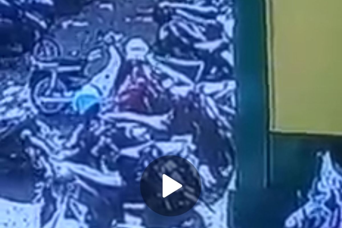 Video detik-detik maling sepeda motor saat pemiliknya Shalat Jumat di Praya Loteng