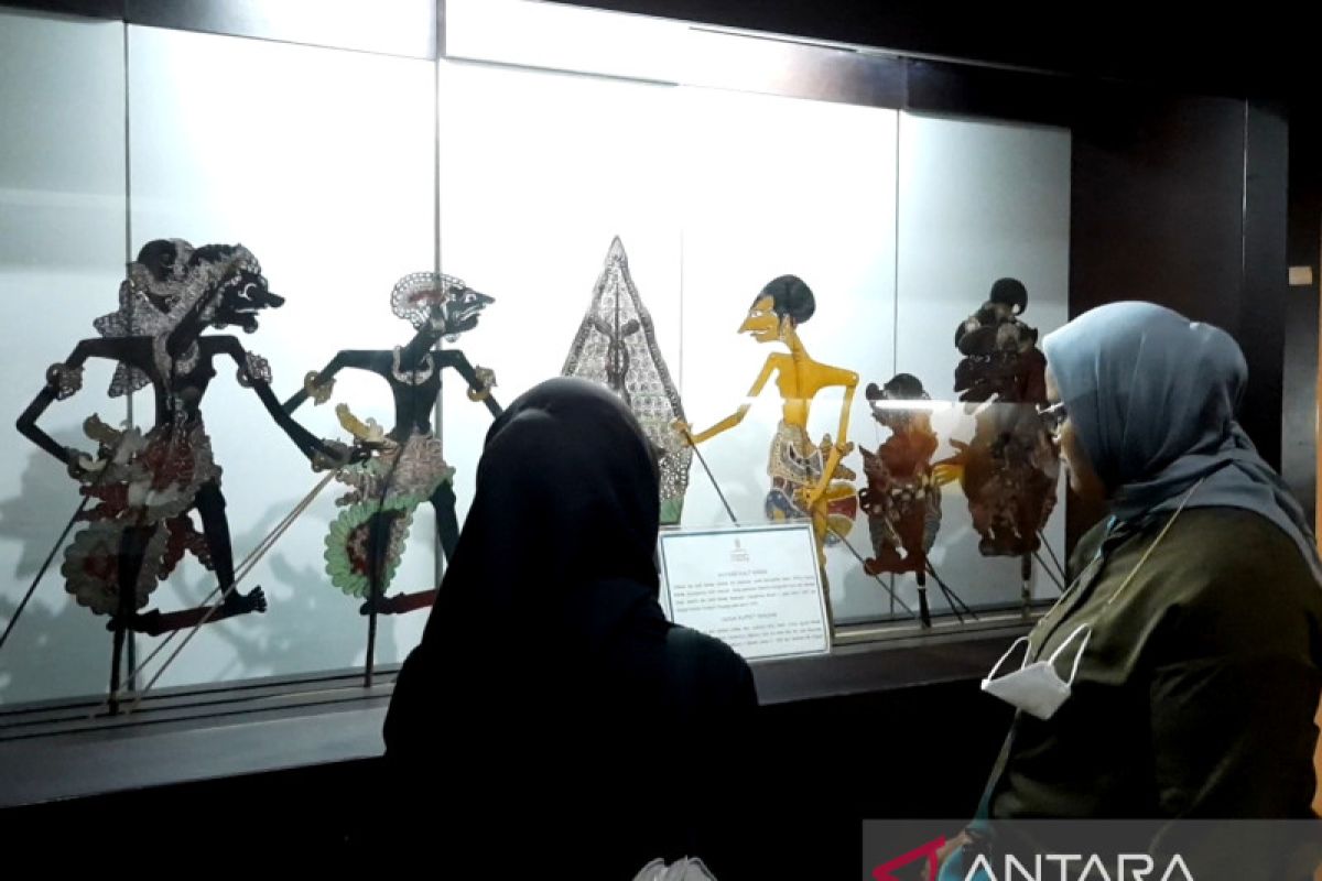 Koleksi wayang kulit dari luar Pulau Jawa di Museum Wayang