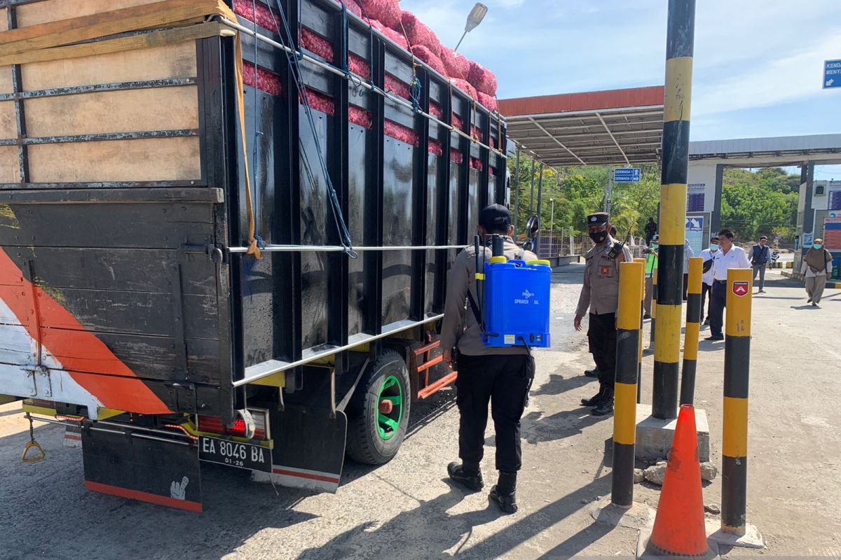 Petugas Gabungan Sumbawa Barat melakukan penyemprotan desinfiktan cegah PMK di Pelabuhan Poto Tano