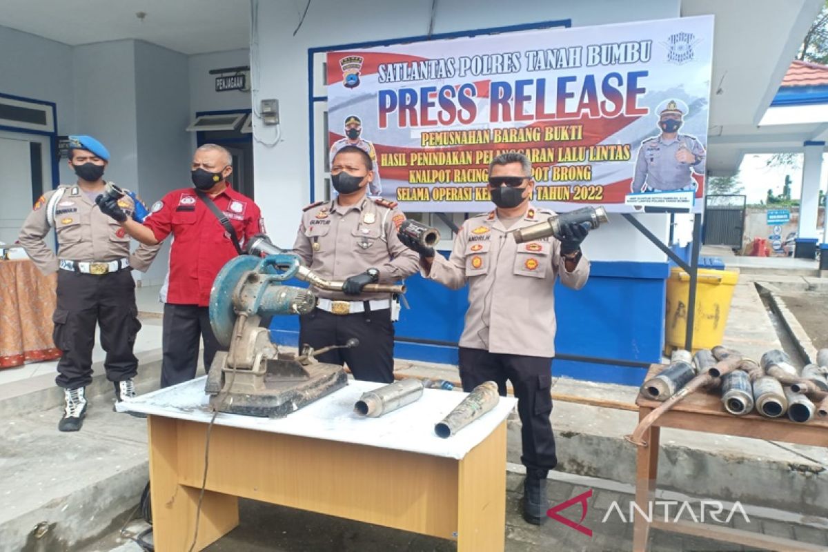 Polres Tanah Bumbu musnahkan ratusan knalpot brong