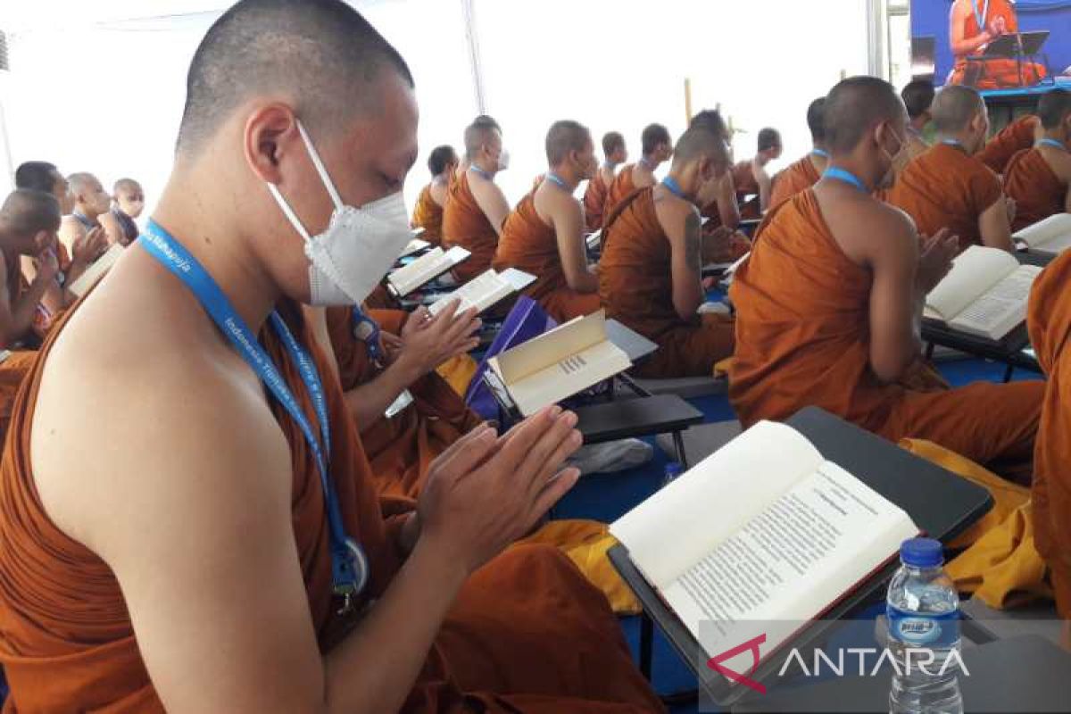 Umat Buddha ikuti Indonesia Tripitaka Chanting di Candi Borobudur