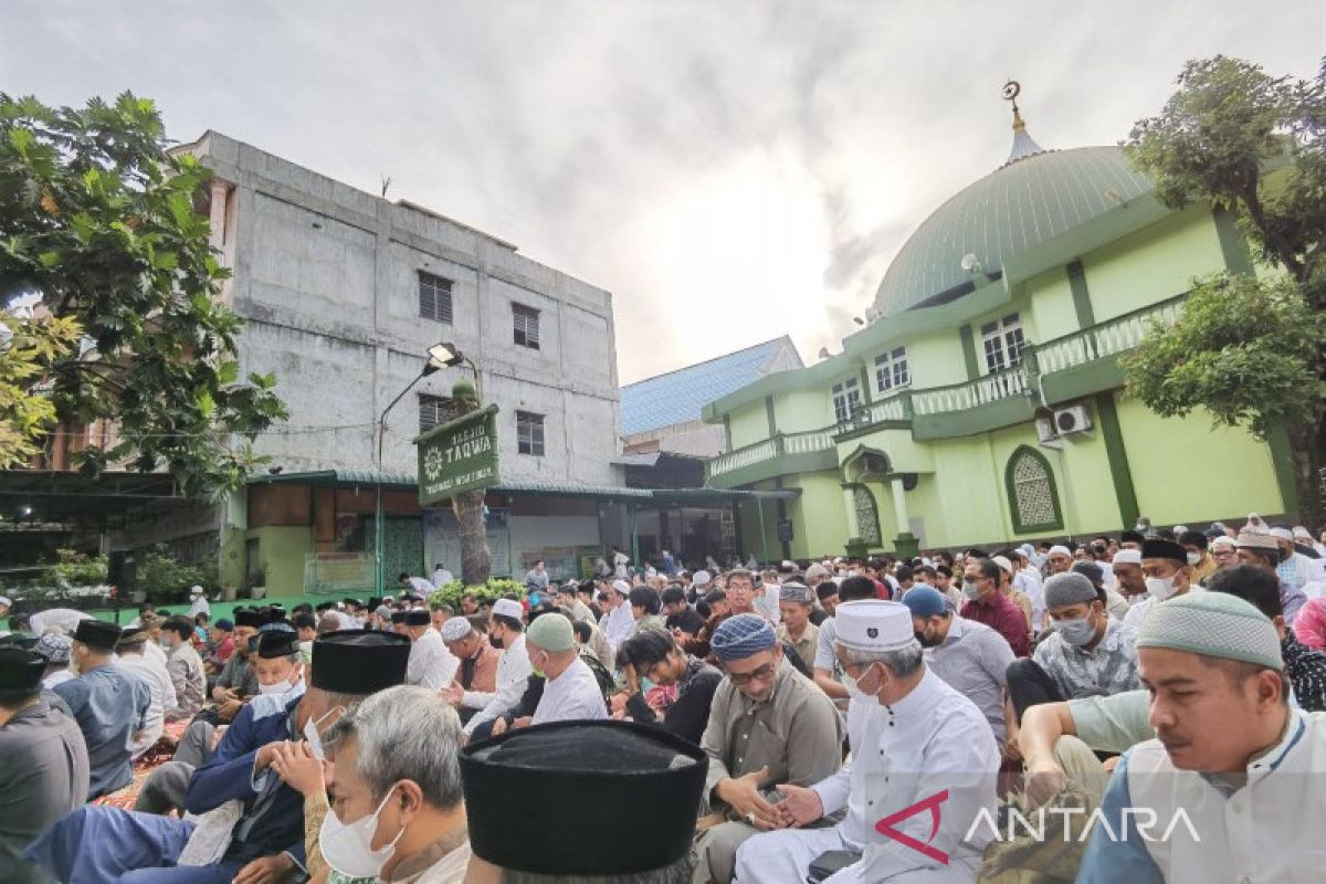 Sebagian Muslimin Medan  tunaikan Shalat Idul Adha Sabtu