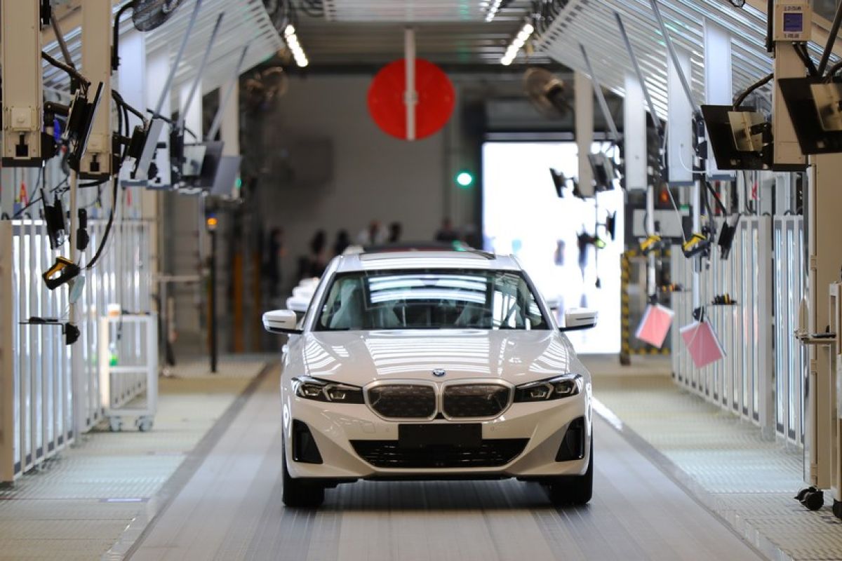 Penjualan kendaraan listrik BMW naik dua kali lipat paruh pertama 2022