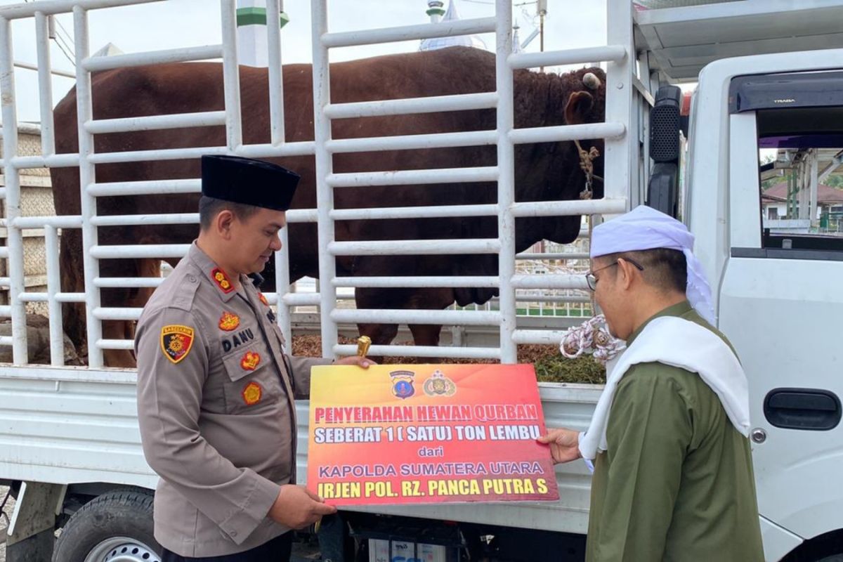 Kapolres Langkat sampaikan hewan qurban Kapoldasu kepada Tuan Guru Babussalam