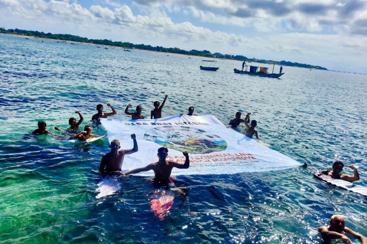 Komunitas Peselancar Bali bentangkan poster tolak LNG di kawasan mangrove