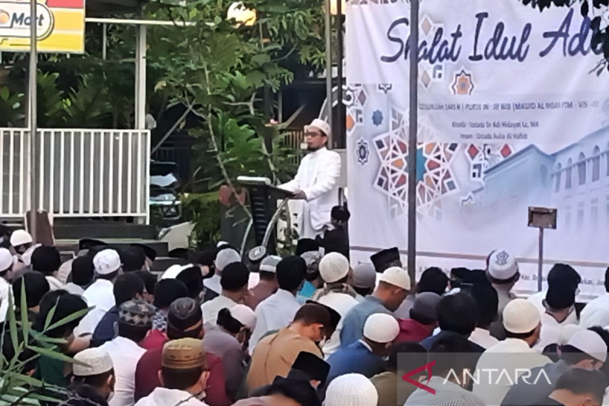 Ustadz Adi Hidayat menjadi khatib shalat Idul Adha di Bekasi