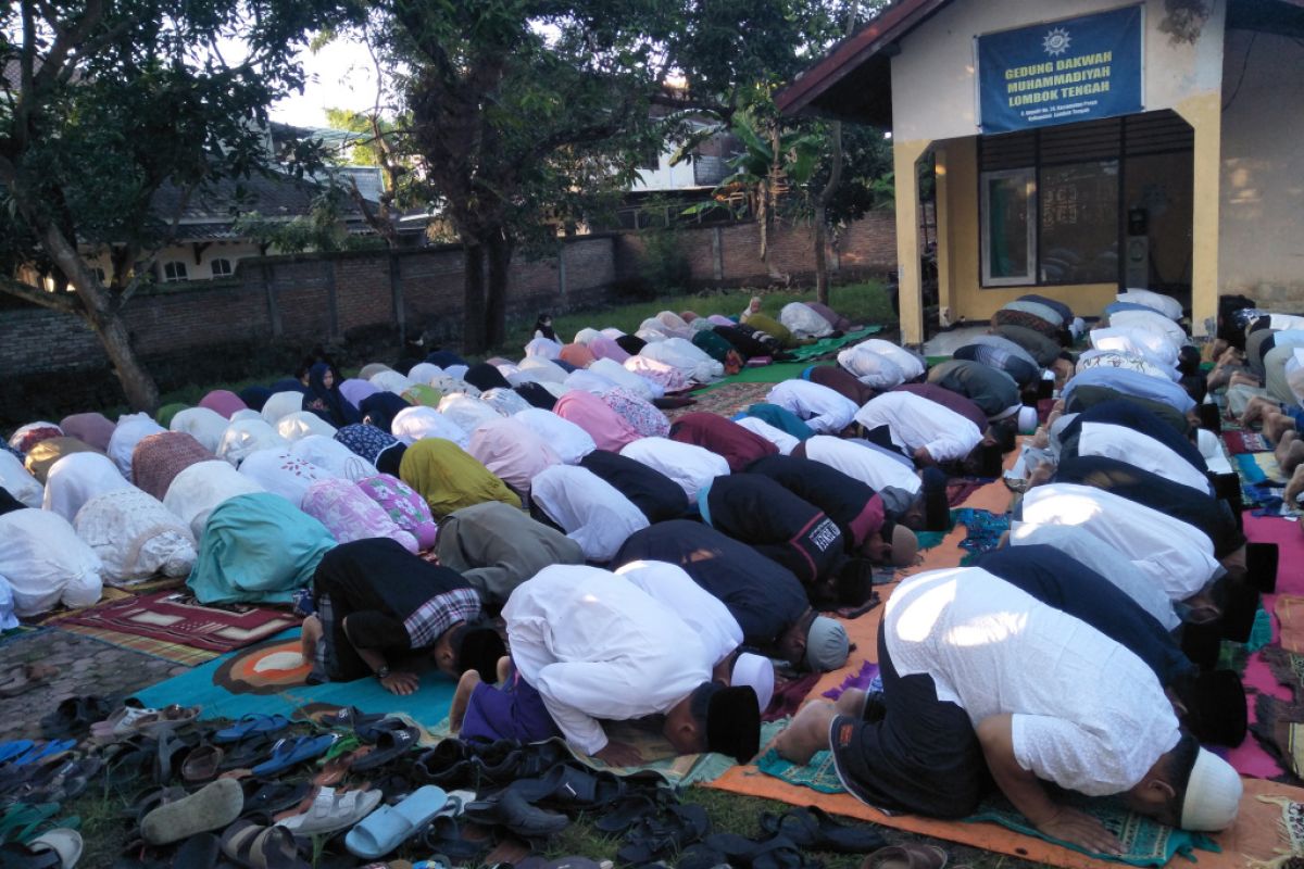 Ratusan warga Lombok Tengah menggelar Shalat Idul Adha di hari Sabtu