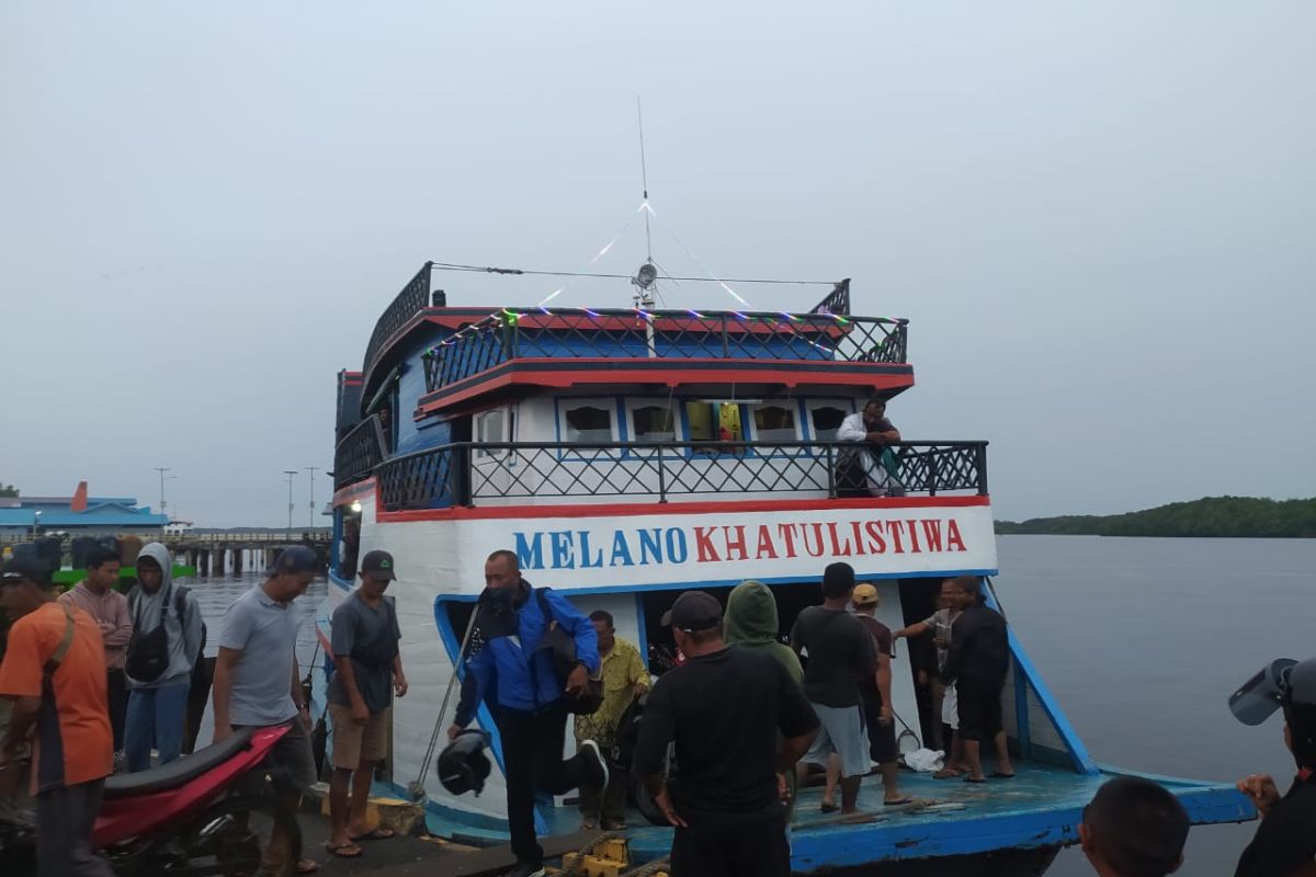 Kapal jurusan Rasau Jaya - Teluk Batang dipadati penumpang