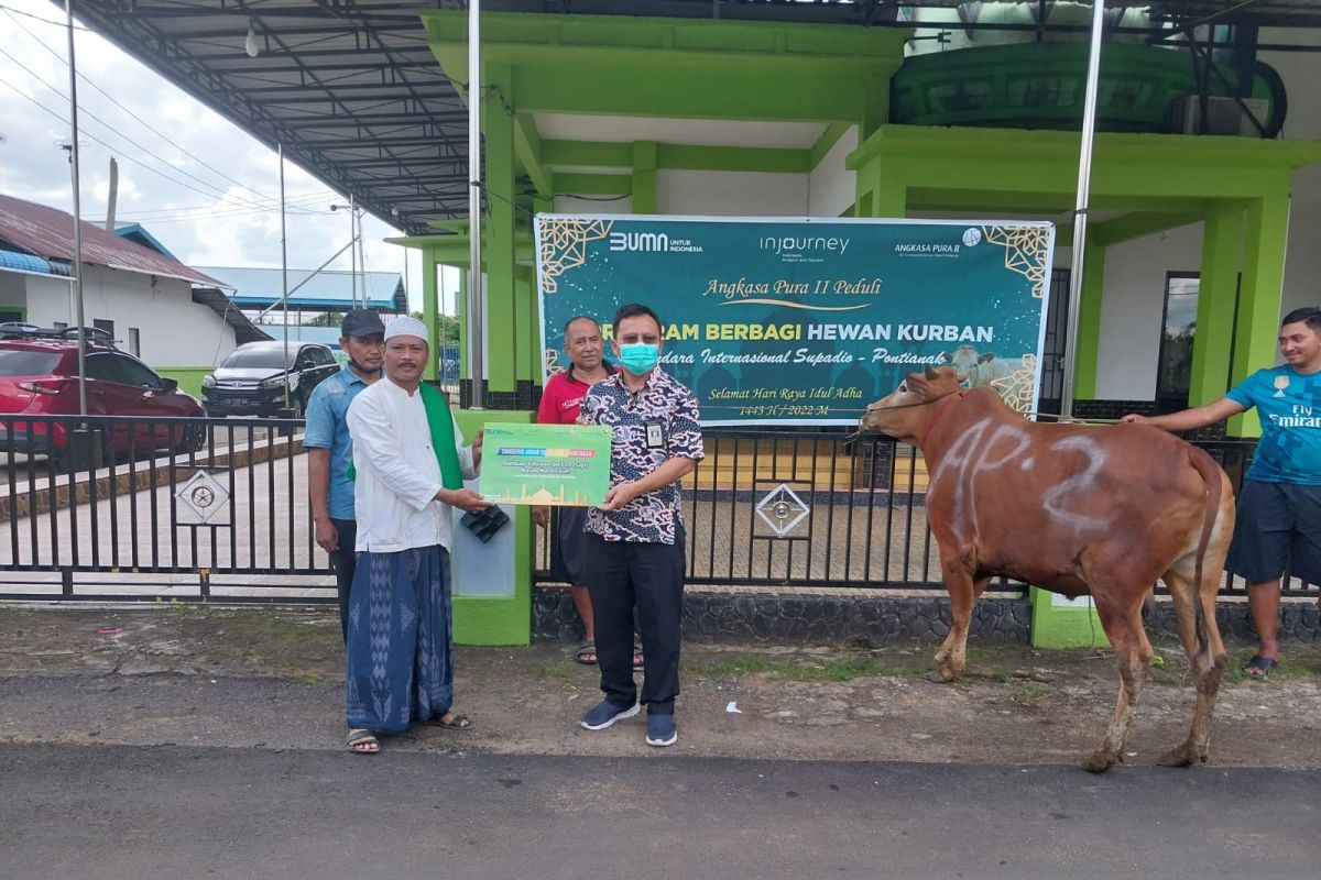 PT Angkasa Pura serahkan dua ekor sapi kurban di Sungai Durian