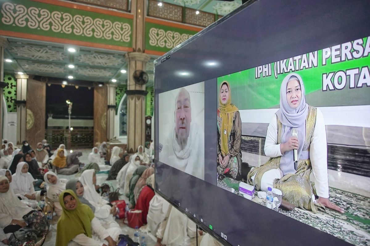 Ning Ita minta doa jamaah haji Kota Mojokerto yang wukuf di Arafah