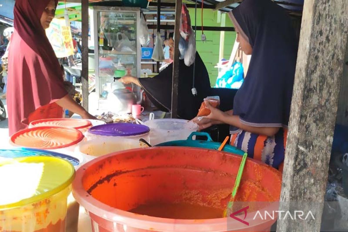 Pedagang bumbu raup untung, harga ayam melonjak