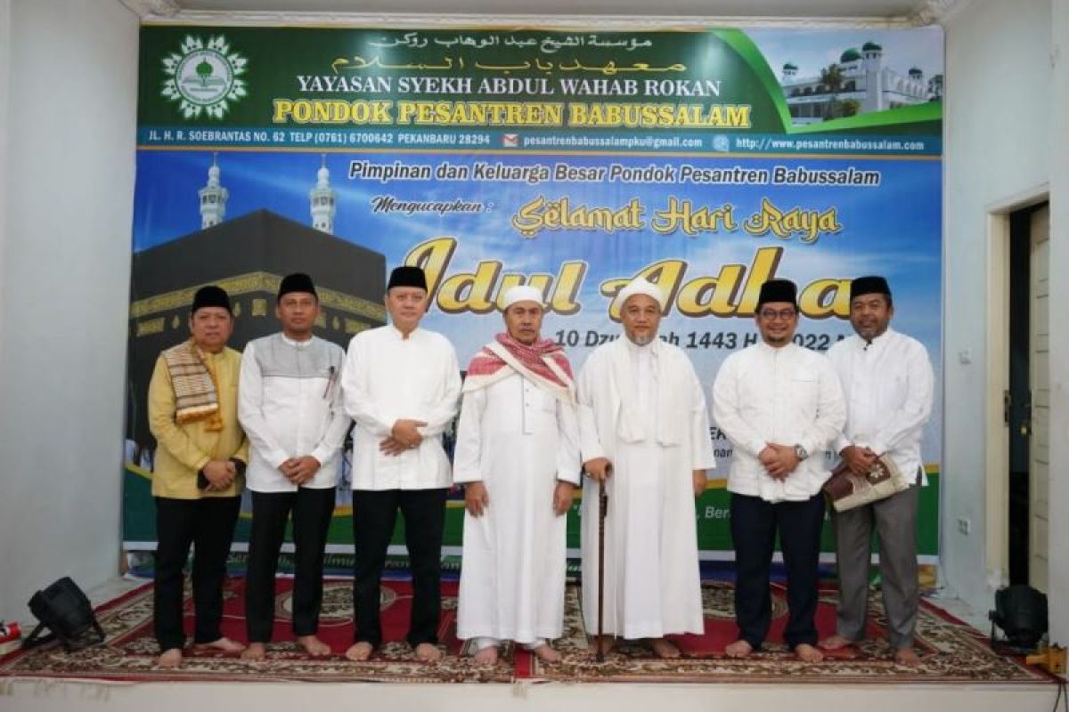 Gubernur Riau Syamsuar shalat Idul Adha bersama santri Ponpes Babussalam