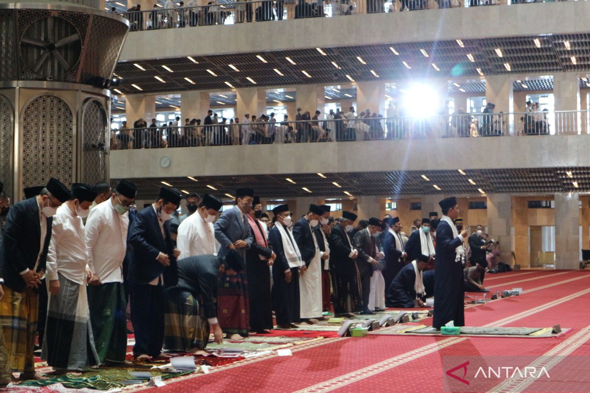 Joko Widodo Shalat Idul Adha 1443 Hijriah di Masjid Istiqlal