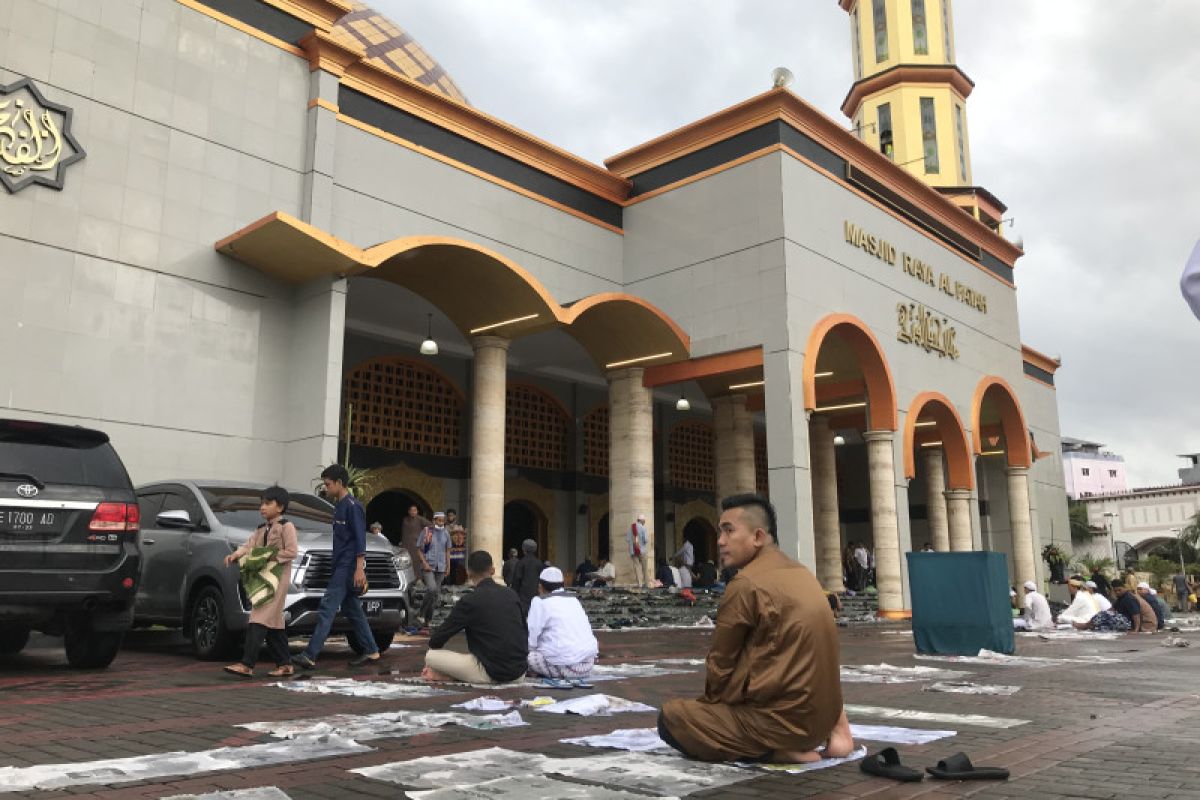 Hujan deras tak surutkan warga Muslim Ambon Shalat Idul Adha