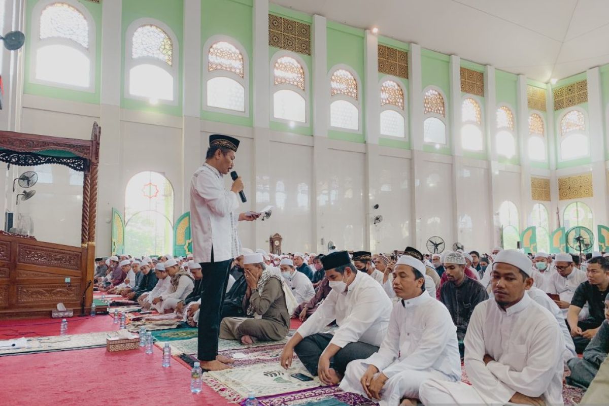 Wakil Wali Kota Banjarbaru bersama sekda shalat Ied di Masjid Al Munawarah