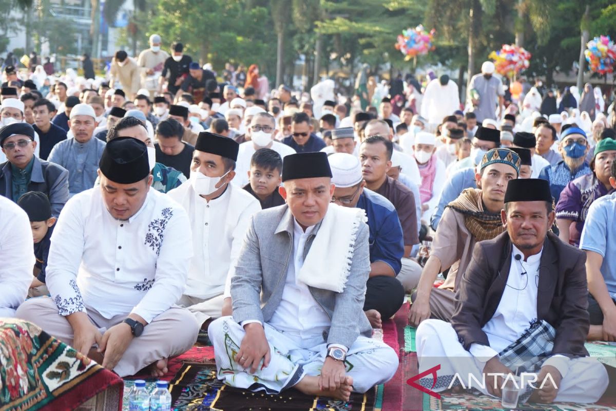 Shalat Idul Adha bersama ribuan masyarakat, Wali Kota Pangkalpinang ingatkan keteladanan Nabi Ibrahim
