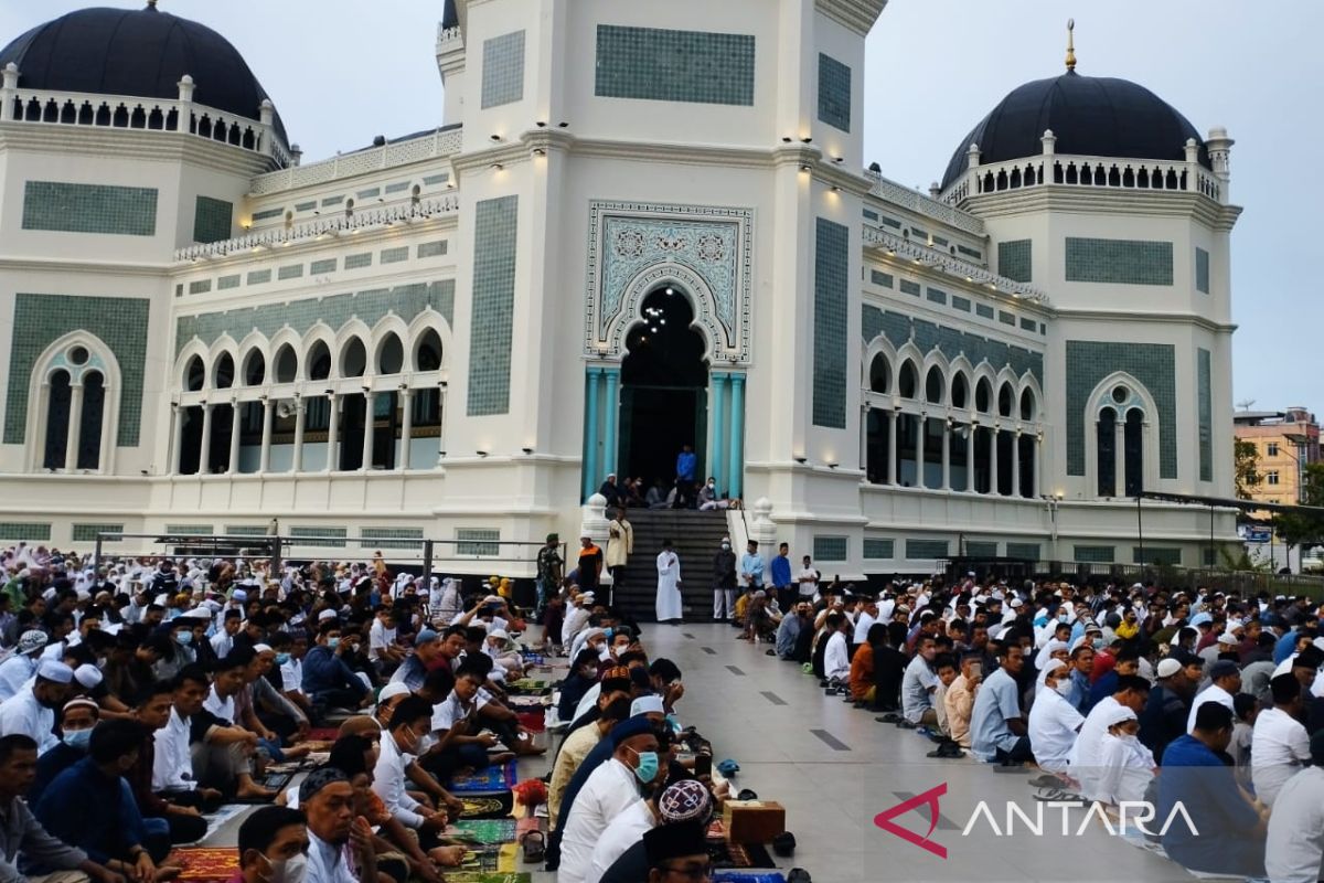 Ribuan warga Shalat Idul Adha di Masjid Raya Al-Mashun Medan
