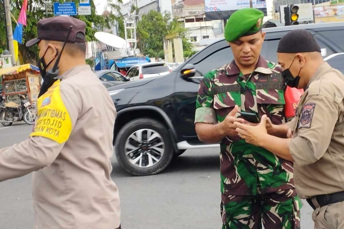 TNI-Polri jaga pelaksanaan Shalat Idul Adha di Masjid Raya Medan