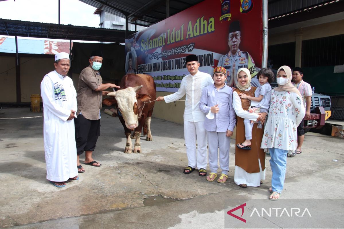 Polresta Samarinda kurban 24 ekor sapi untuk warga kurang mampu