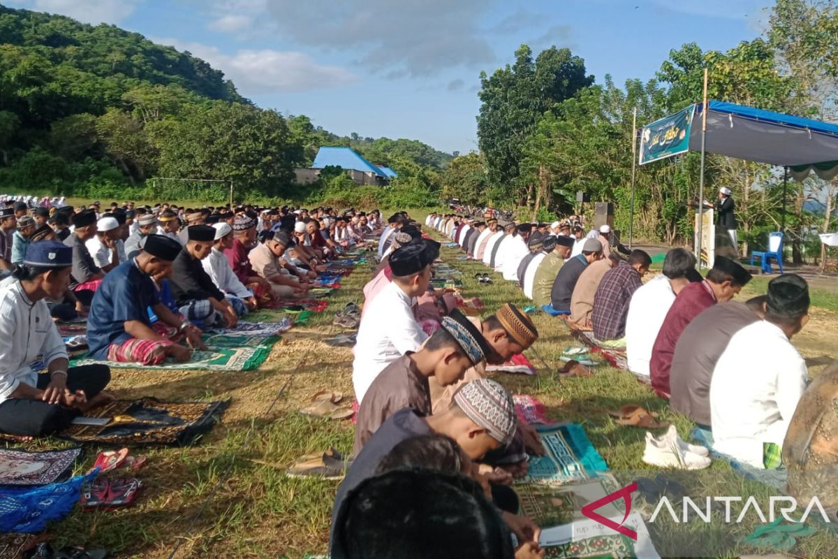 Jamaah shalat Idul Adha padati tanah lapang di Baubau