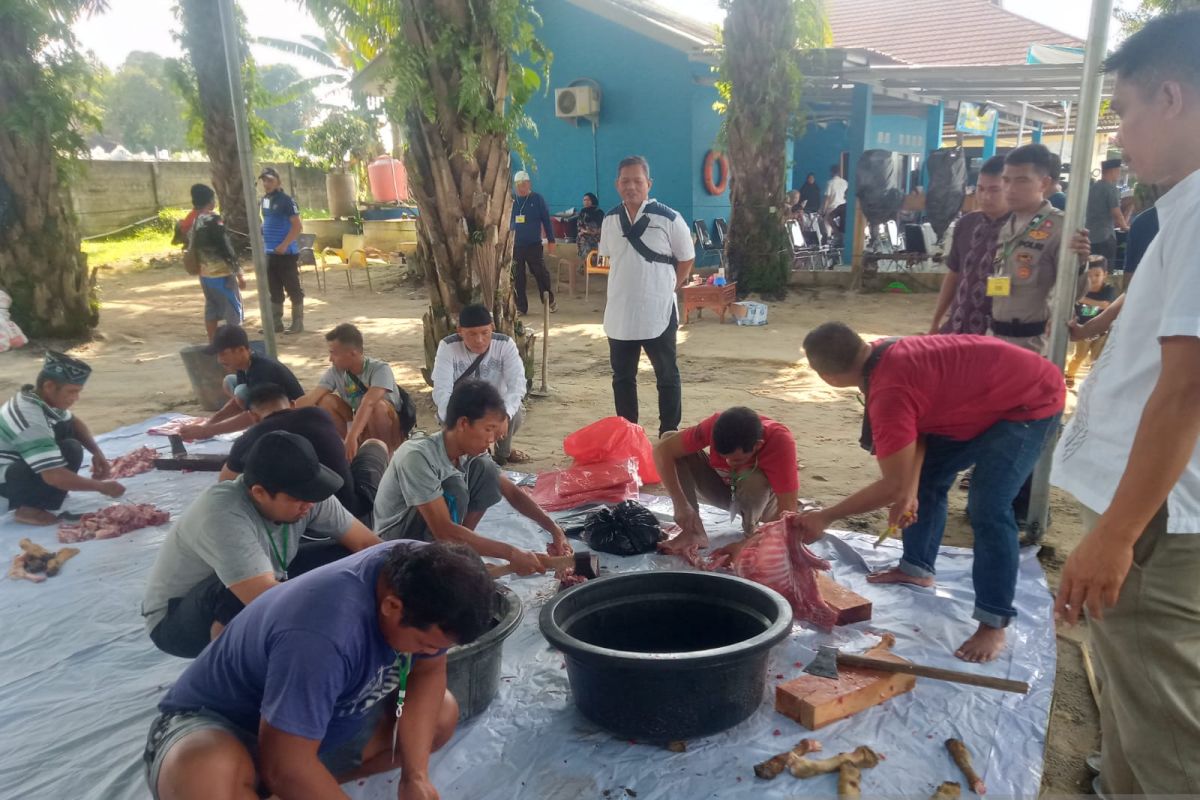 Polres Bangka potong 8 ekor sapi kurban