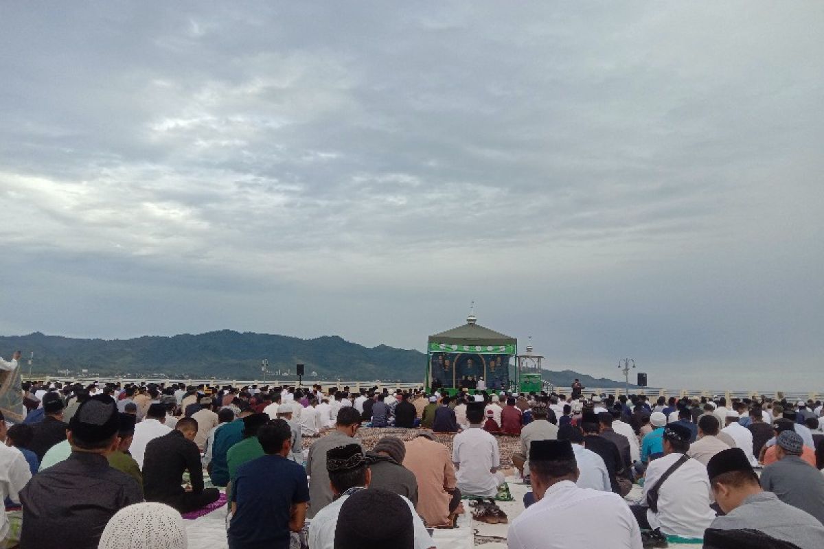 Khatib ajak masyarakat utamakan persaudaraan dan kebersamaan membangun Mamuju