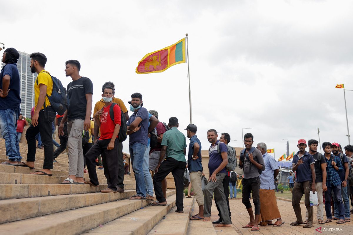 Presiden Sri Lanka kabur dari negaranya