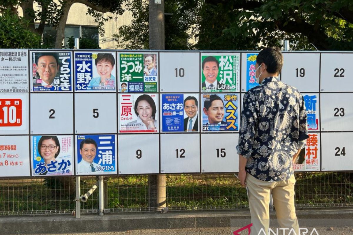 Warga Jepang menggunakan hak suara dalam pemilihan anggota Majelis Tinggi