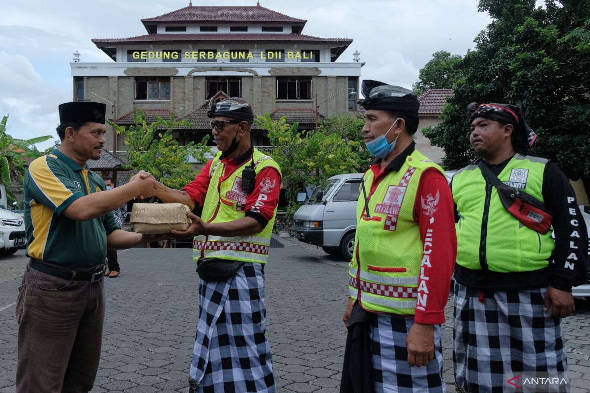 Pecalang ikut tim gabungan amankan demo kenaikan harga BBM