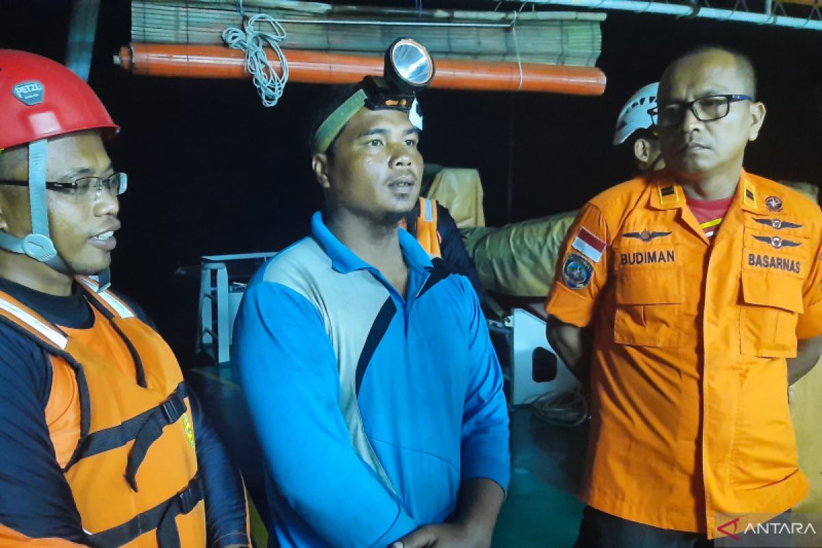 Tiga nelayan mati mesin di Laut Natuna diselamatkan Basarnas