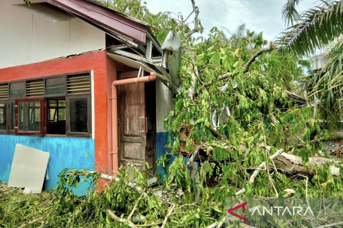 10 unit rumah dan satu SD di Nagan Raya rusak diterjang angin kencang