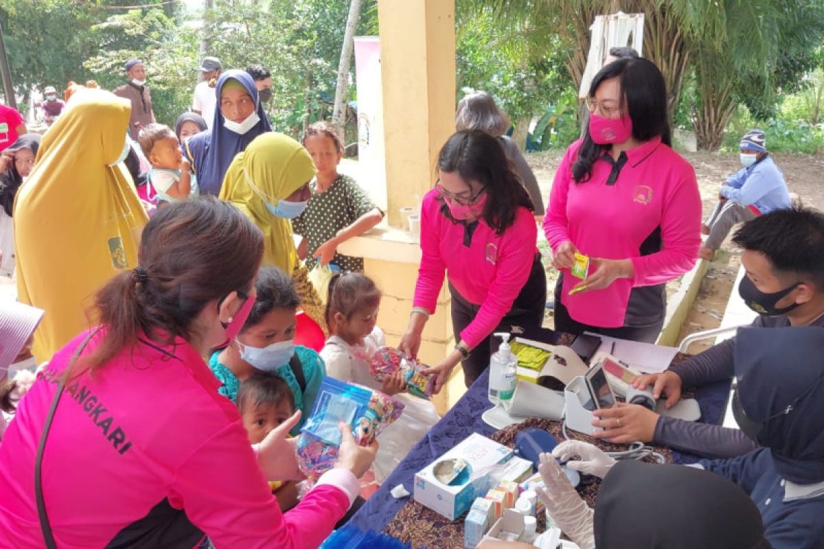 Bhayangkari Kepri berikan pengobatan gratis untuk warga suku laut
