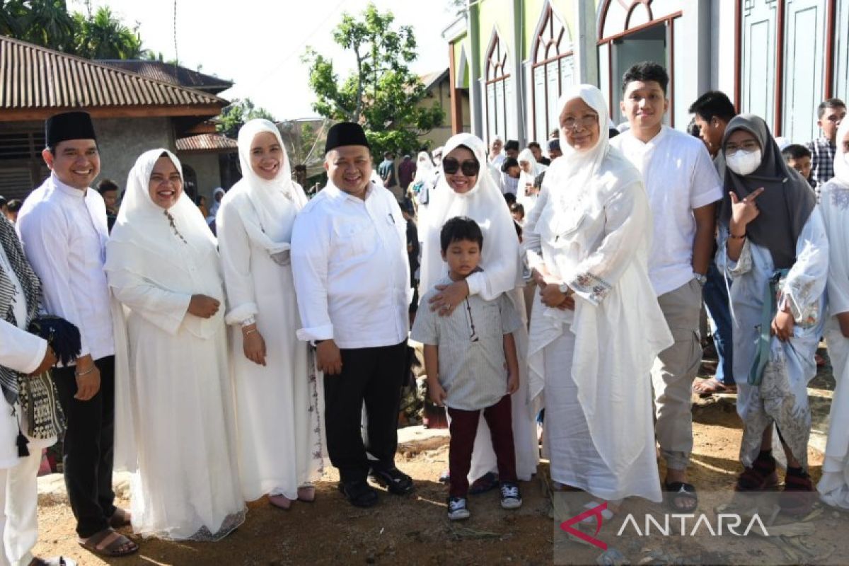 Bupati Tapsel dan keluarga rayakan Idul Adha bersama warga Batang Angkola