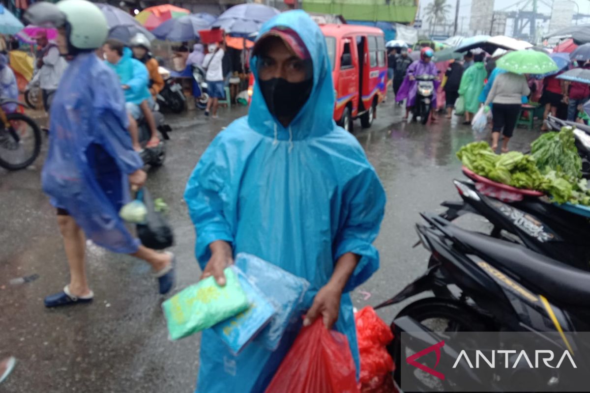 Pedagang mantel hujan di Ambon 