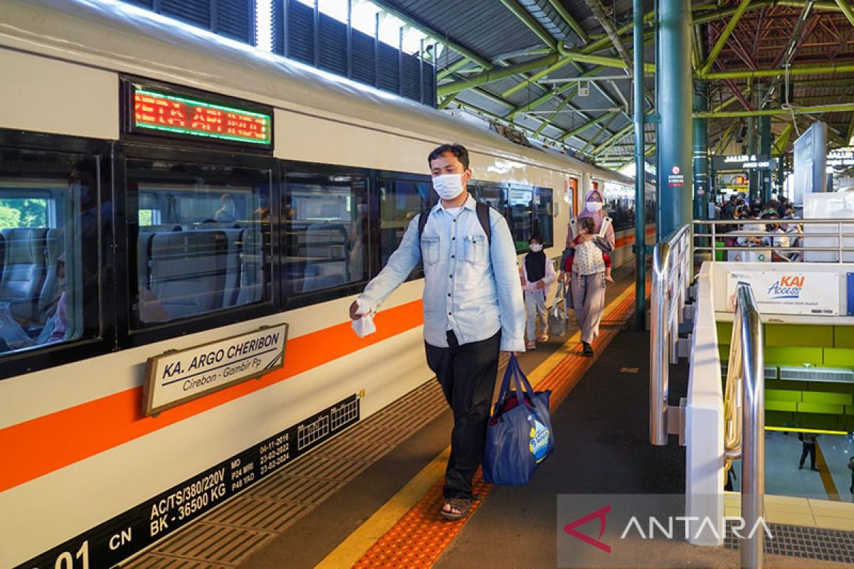 KA jarak jauh berhenti di Stasiun Jatinegara khusus hari ini