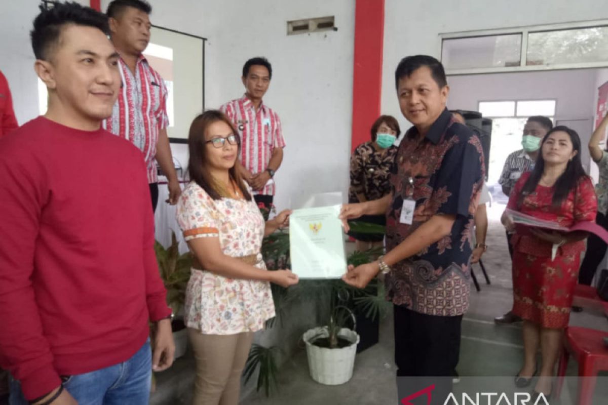 BPN Minahasa Tenggara menyerahkan 1.300 sertifikat kepada warga